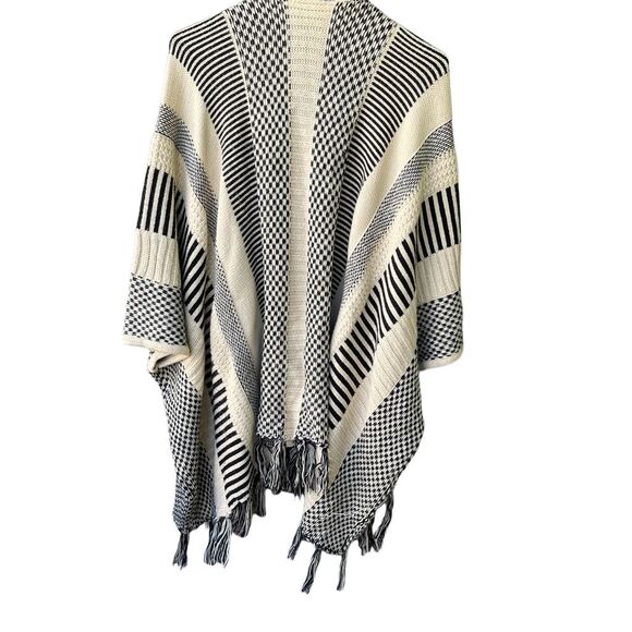 Daytrip size OS striped Poncho. - Picture 3 of 5